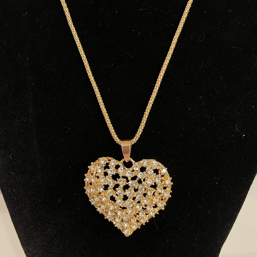 Stunning Gold Tone Heart Pendant Necklace NIB